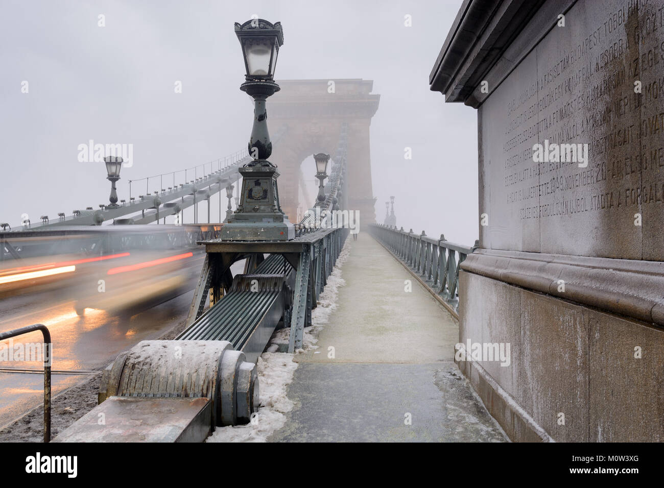 Coperto di brina Ponte delle catene di Szechenyi a Budapest. Footway, semaforo Foto Stock