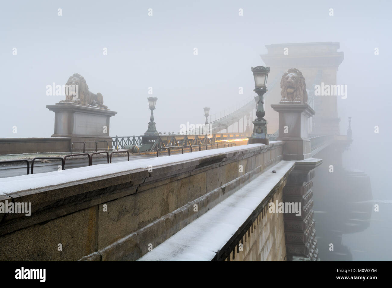 Coperto di brina Ponte delle catene di Szechenyi a Budapest. Semaforo Foto Stock