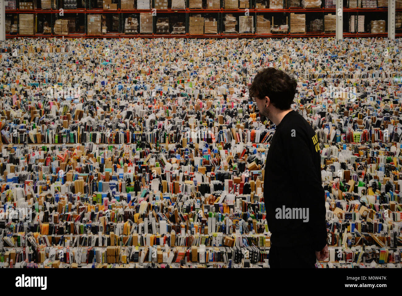 Un visitatore appare su Amazon da Andreas Gursky, presso la Hayward Gallery  di Londra dopo la galleria si riapre con una grande retrospettiva del lavoro  del fotografo tedesco Foto stock - Alamy