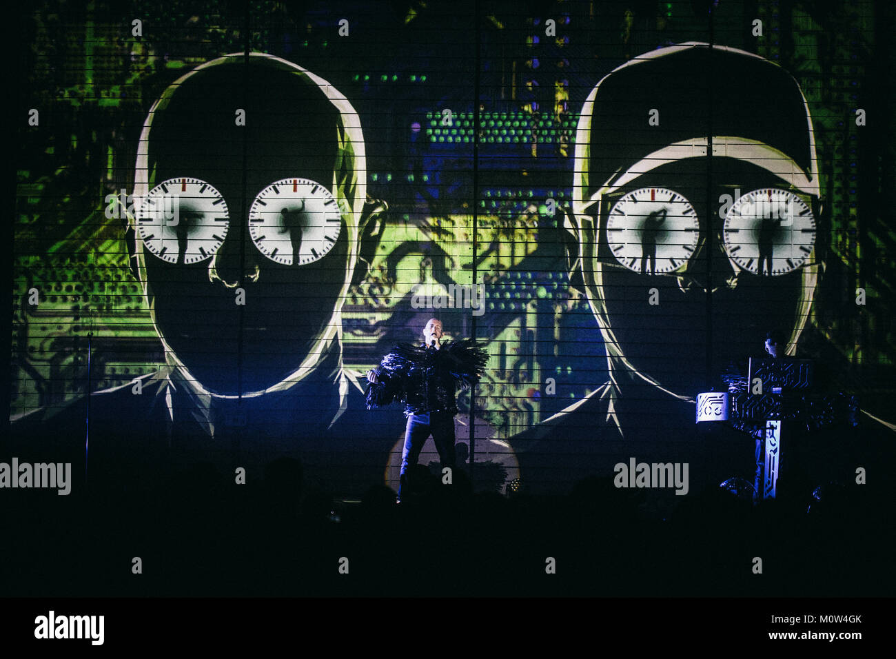 L'inglese pop elettronico e casa duo Pet Shop Boys consiste di due musicisti Neil Tennant (L) e Chris Lowe (R) che qui esegue un concerto dal vivo presso il Danish music festival Smukfest KBH 2014 a Copenaghen. Danimarca, 15/08 2014. Foto Stock