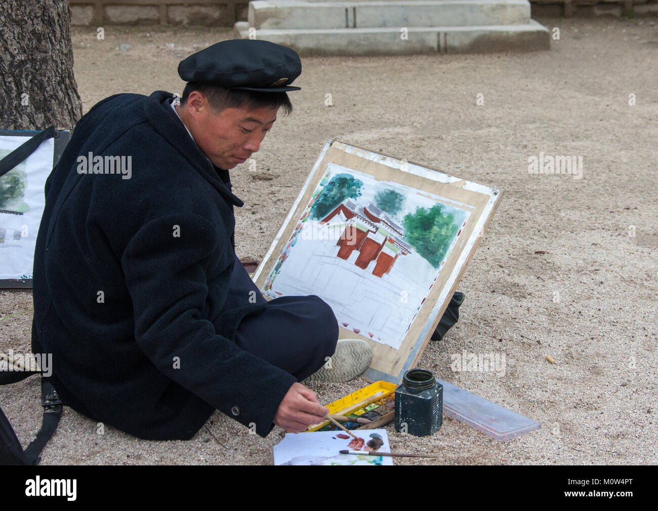 Nord coreano studente arte pittura in strada, Nord provincia Hwanghae, Kaesong, Corea del Nord Foto Stock