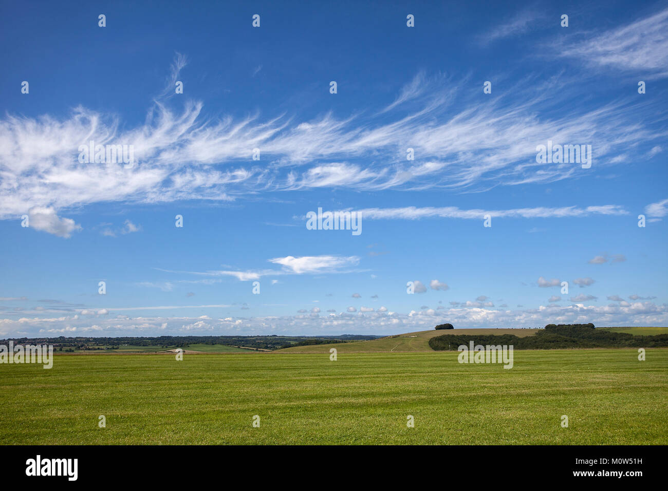 Una banda discreta di Cirrus cloud contro un cielo blu, guardando a nord da Compton Abbas Airfield, Dorset. Foto Stock