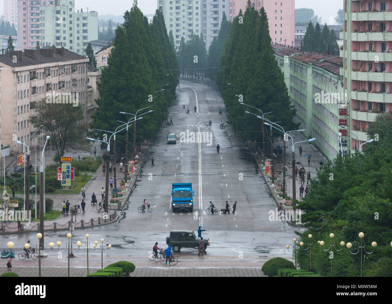 Grande viale nel centro città, a Sud Hamgyong Provincia, Hamhung, Corea del Nord Foto Stock