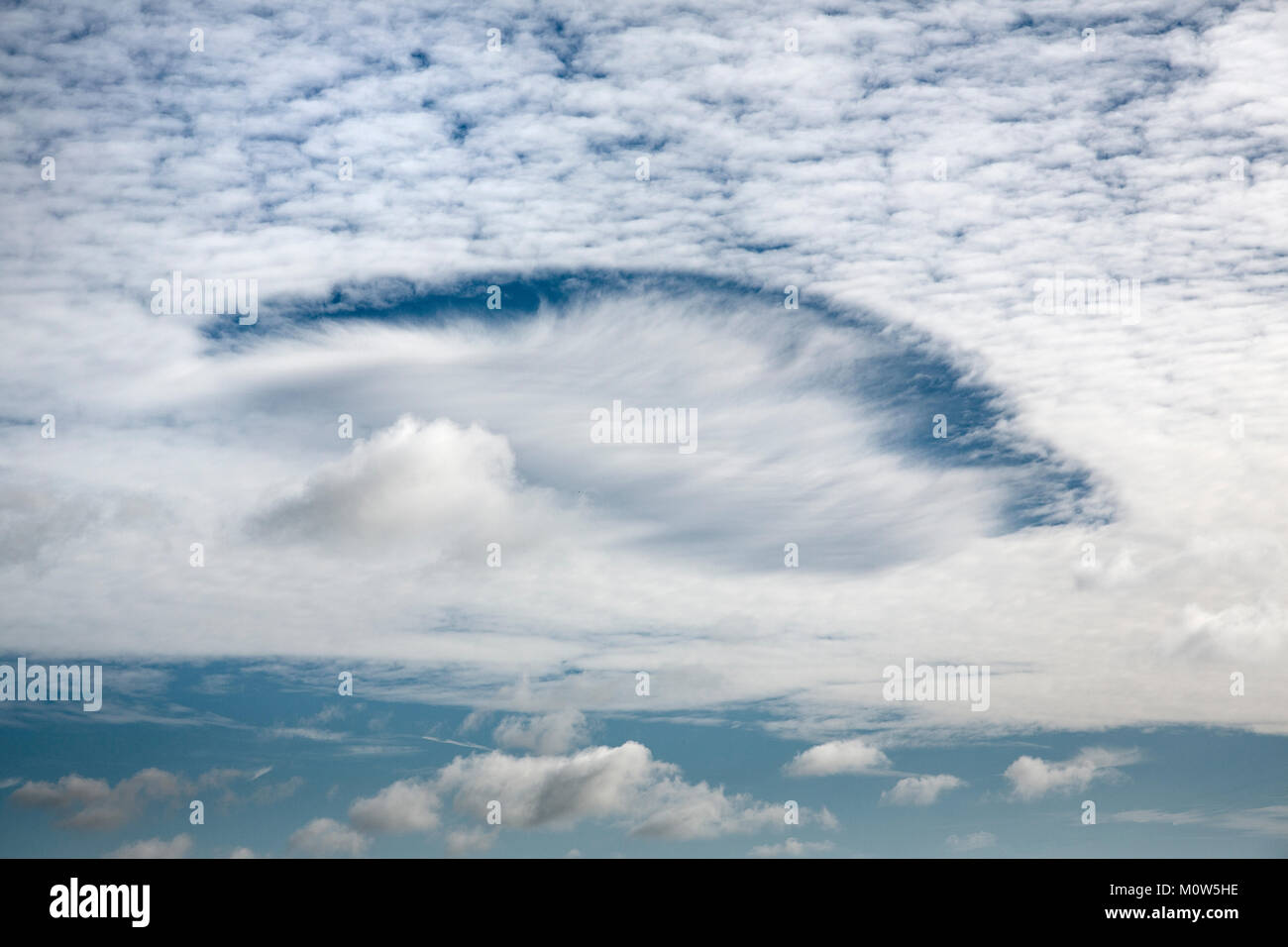 Immagine di rara Fallstreak fori formati in cirrocumulus altocumulus e nuvole nel Wiltshire. Foto Stock