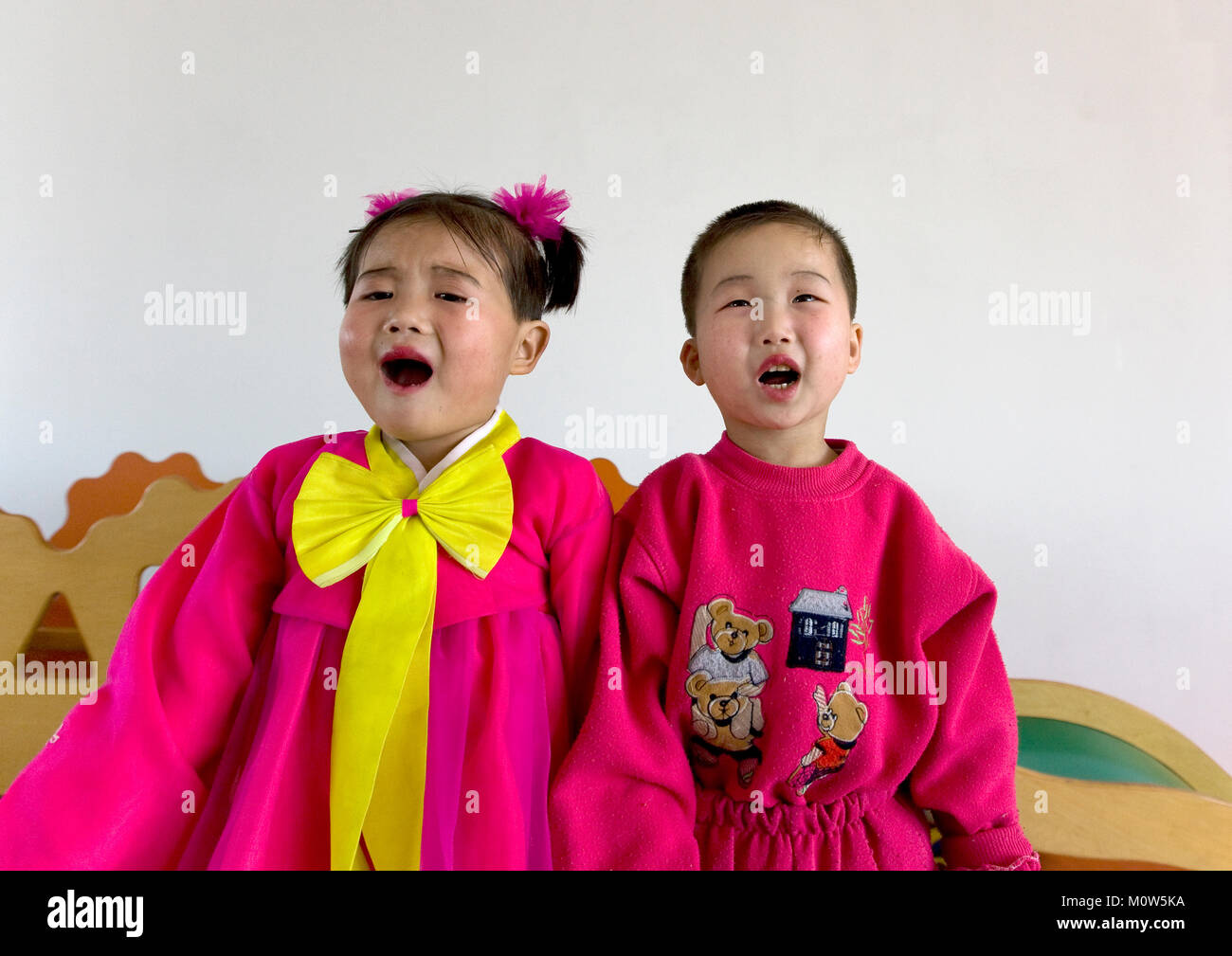 Corea del Nord i bambini in un orfanotrofio a cantare una canzone patriottica, Sud Pyongan Provincia, Nampo, Corea del Nord Foto Stock