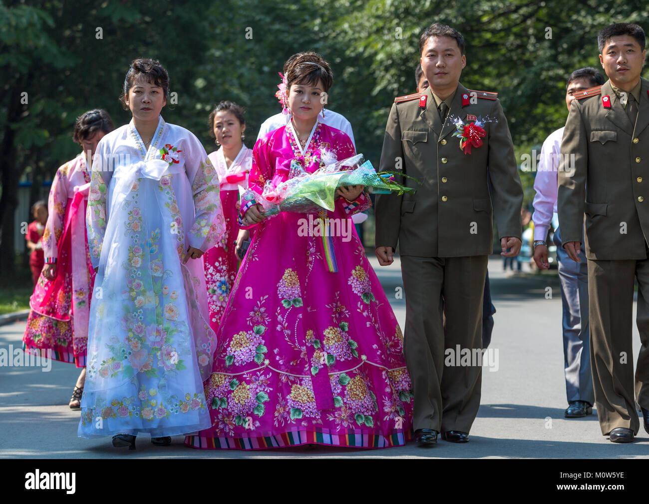 Coppia di novelli sposi nel grande monumento a Mansu hill, Provincia di Pyongan, Pyongyang, Corea del Nord Foto Stock