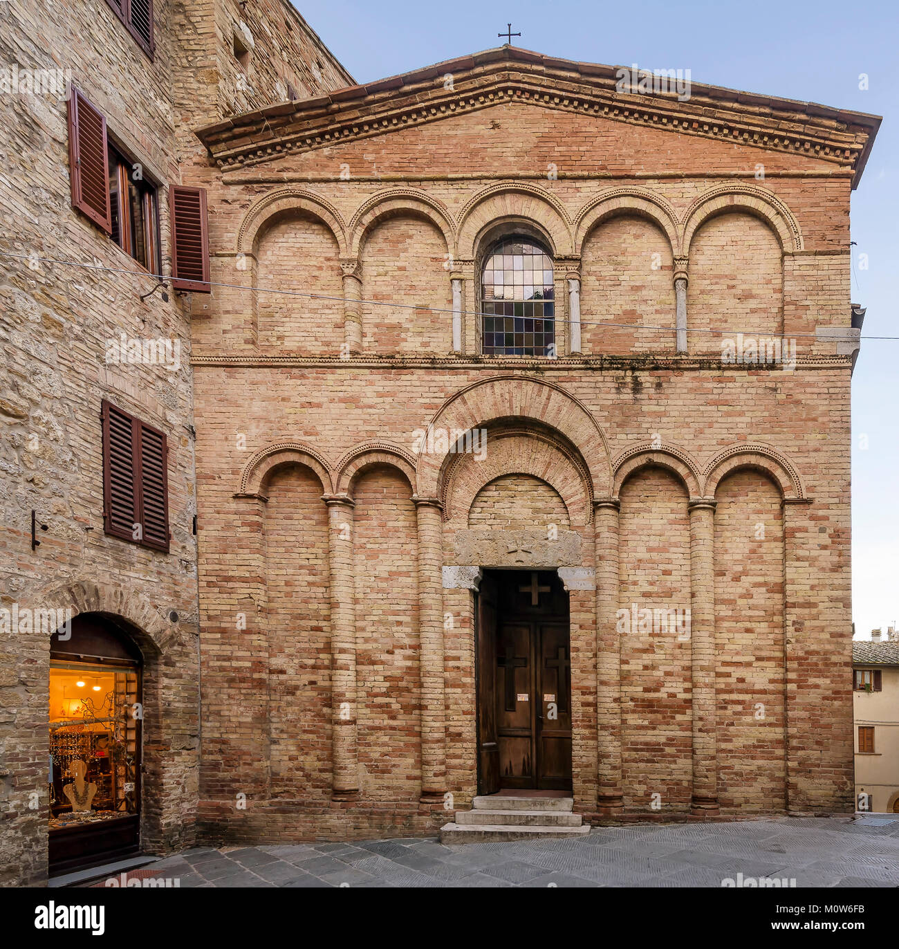 La Chiesa di San Bartolo nella luce della sera, San Gimignano, Siena, Toscana, Italia Foto Stock