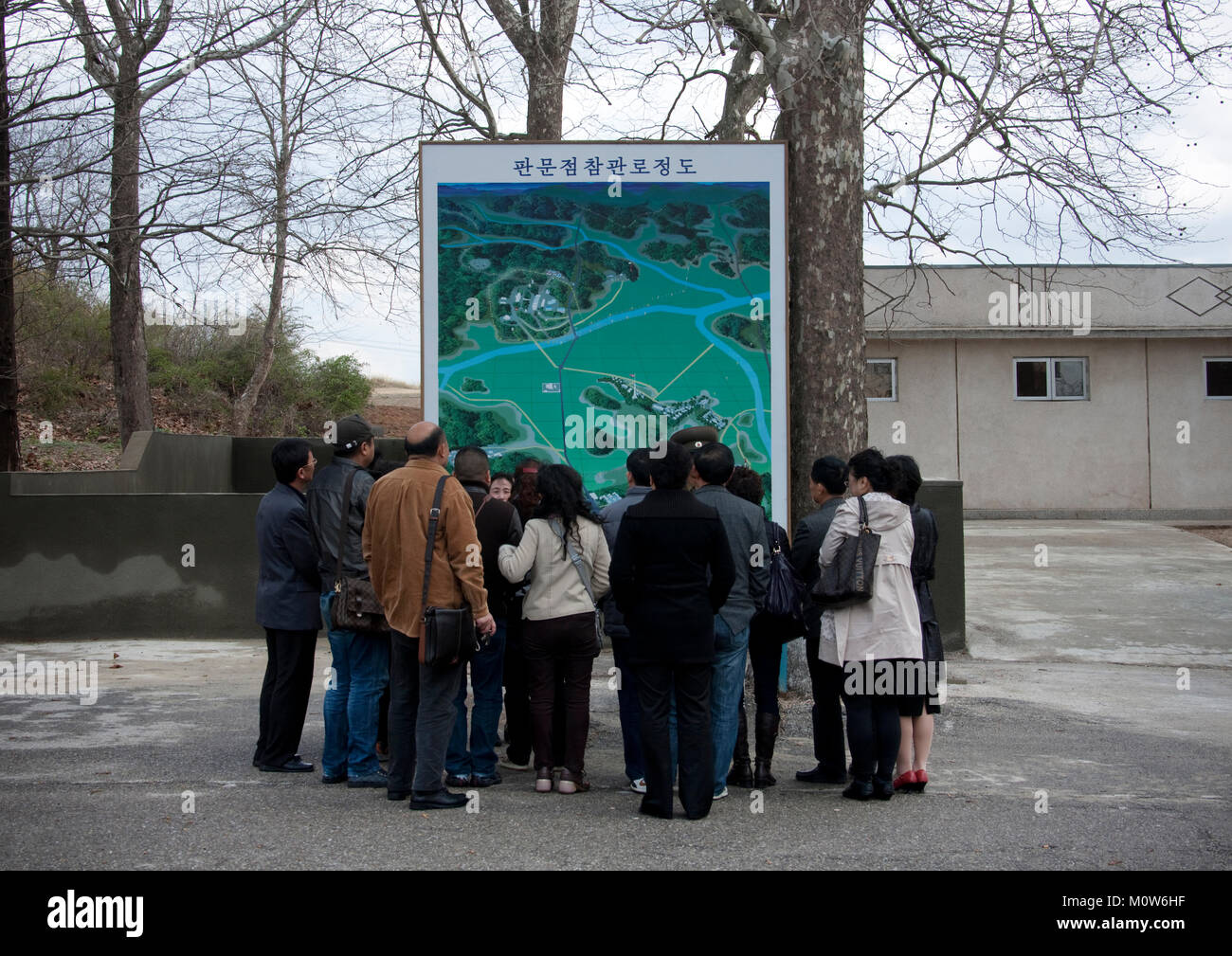 I turisti nella parte anteriore di una mappa della zona demilitarizzata, Nord provincia Hwanghae, Panmunjom, Corea del Nord Foto Stock