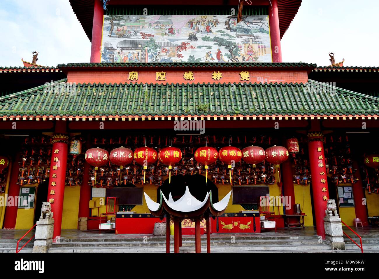 Altare di Lim Siong tempio Buddista Singapore decorate con lanterne rosse e leone di pietra statue celebrando nuovo anno lunare cinese Foto Stock