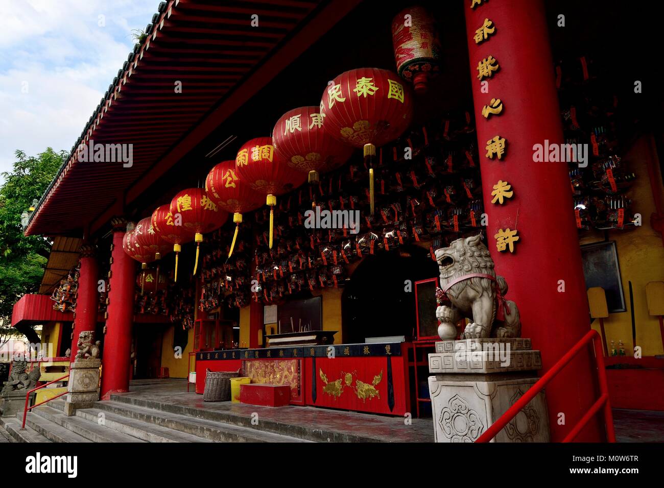 Altare di Lim Siong tempio Buddista Singapore decorate con lanterne rosse e leone di pietra statue celebrando nuovo anno lunare cinese Foto Stock