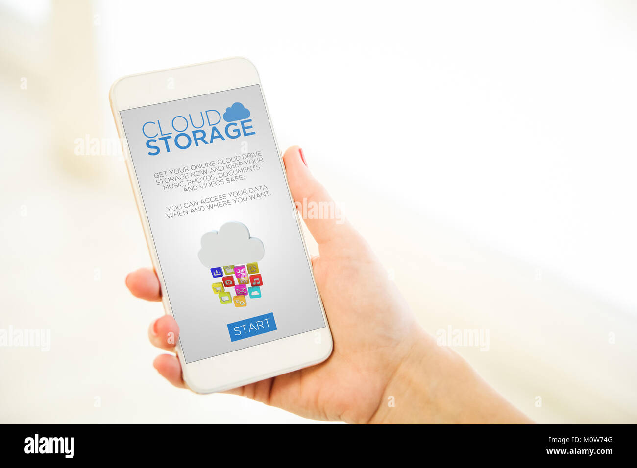 Donna che mantiene un oro rosa dello smartphone generico che mostra lo storage cloud site Foto Stock