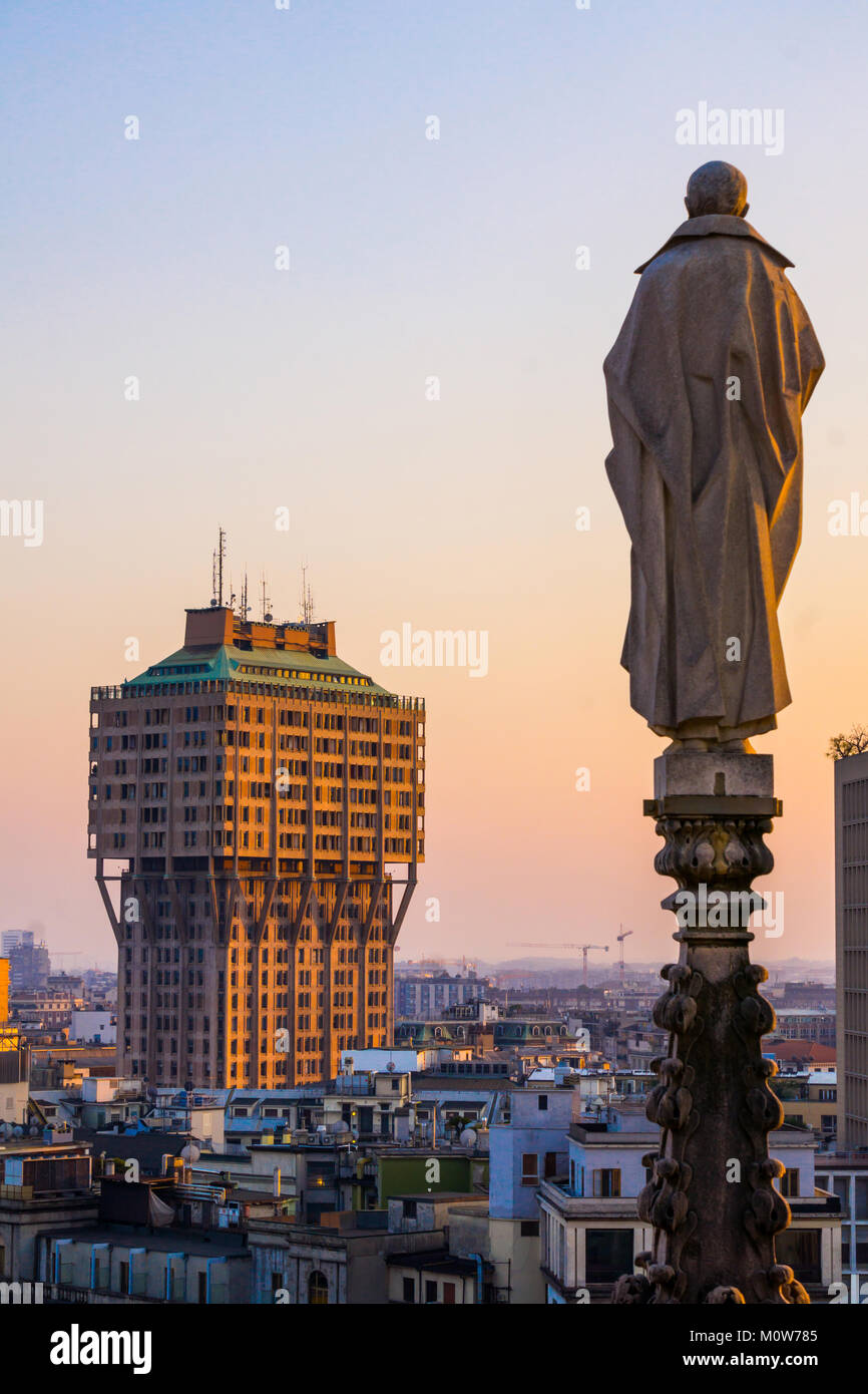 L'Italia,Lombardia,Milano,Torre Velasca vista dal tetto del Duomo Foto Stock