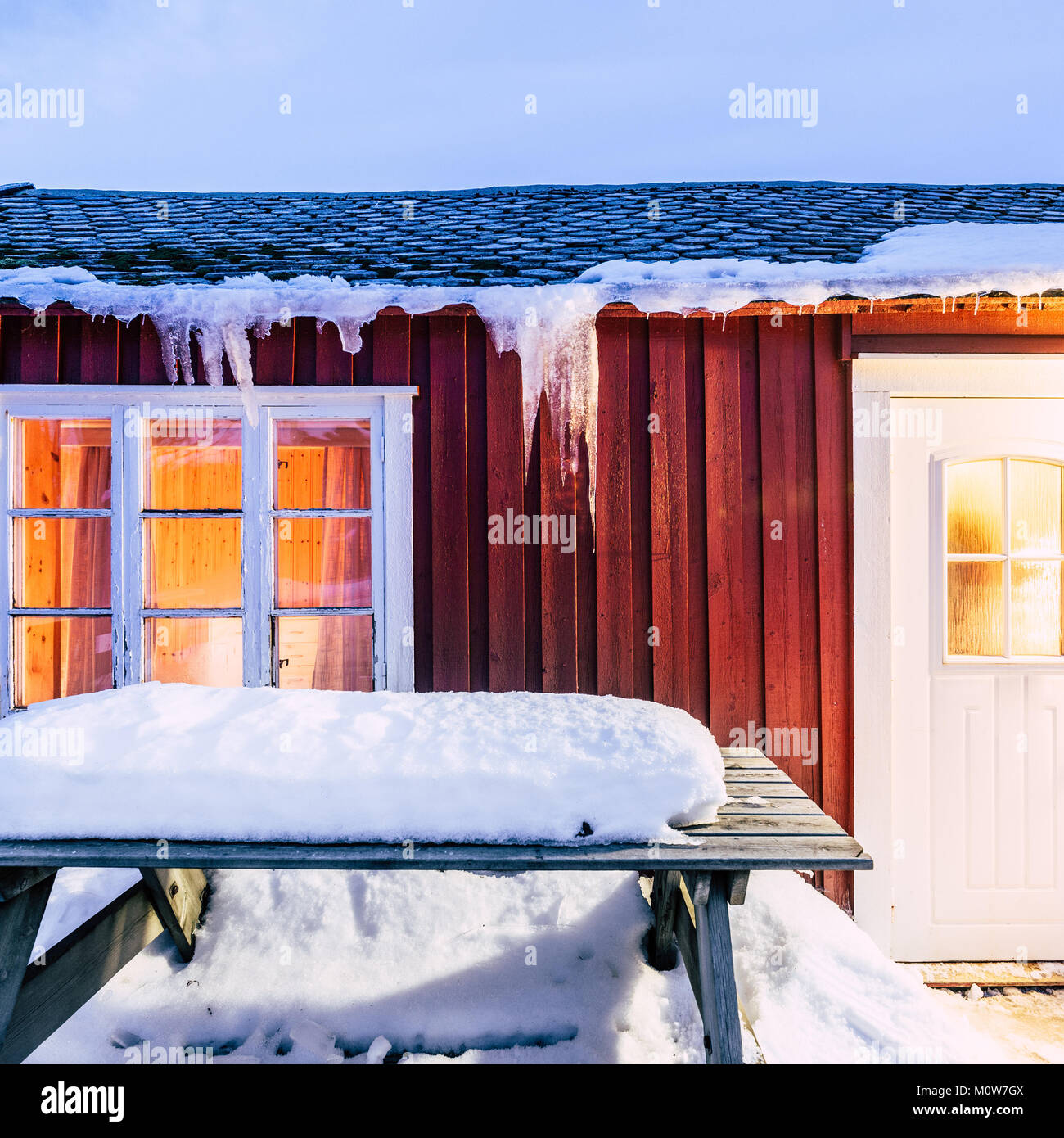 Hamnoy, isole Lofoten in Norvegia. inverno vista in sera Nuvoloso Foto Stock