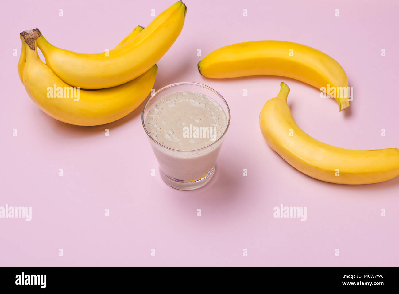 Fatta fresca frullato di Banana su sfondo rosa Foto Stock