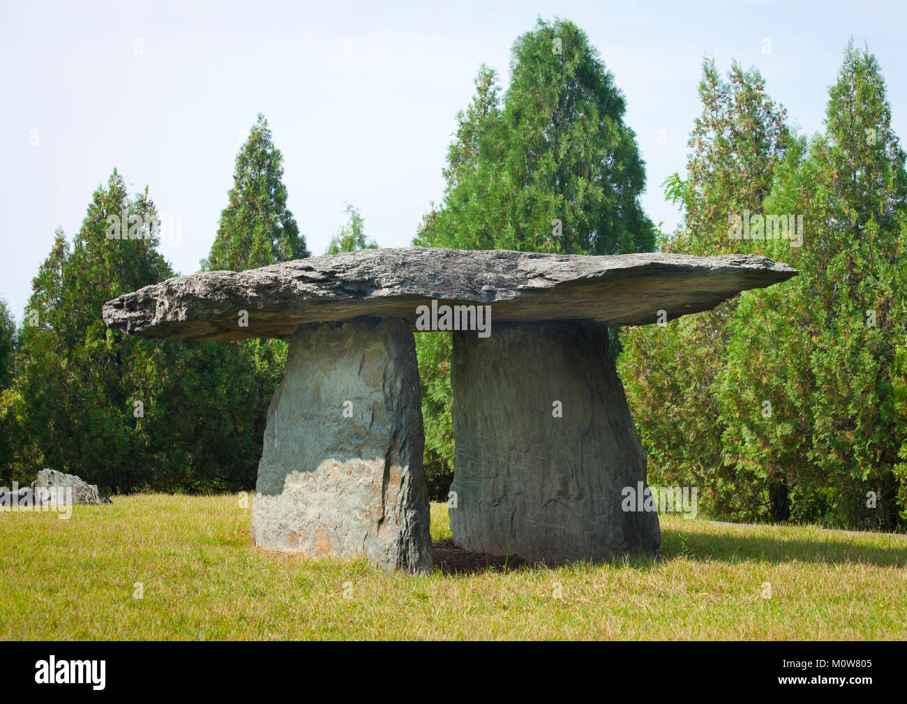 Età del bronzo dolmen in un campo, Provincia di Pyongan, Munhung-ri, Corea del Nord Foto Stock