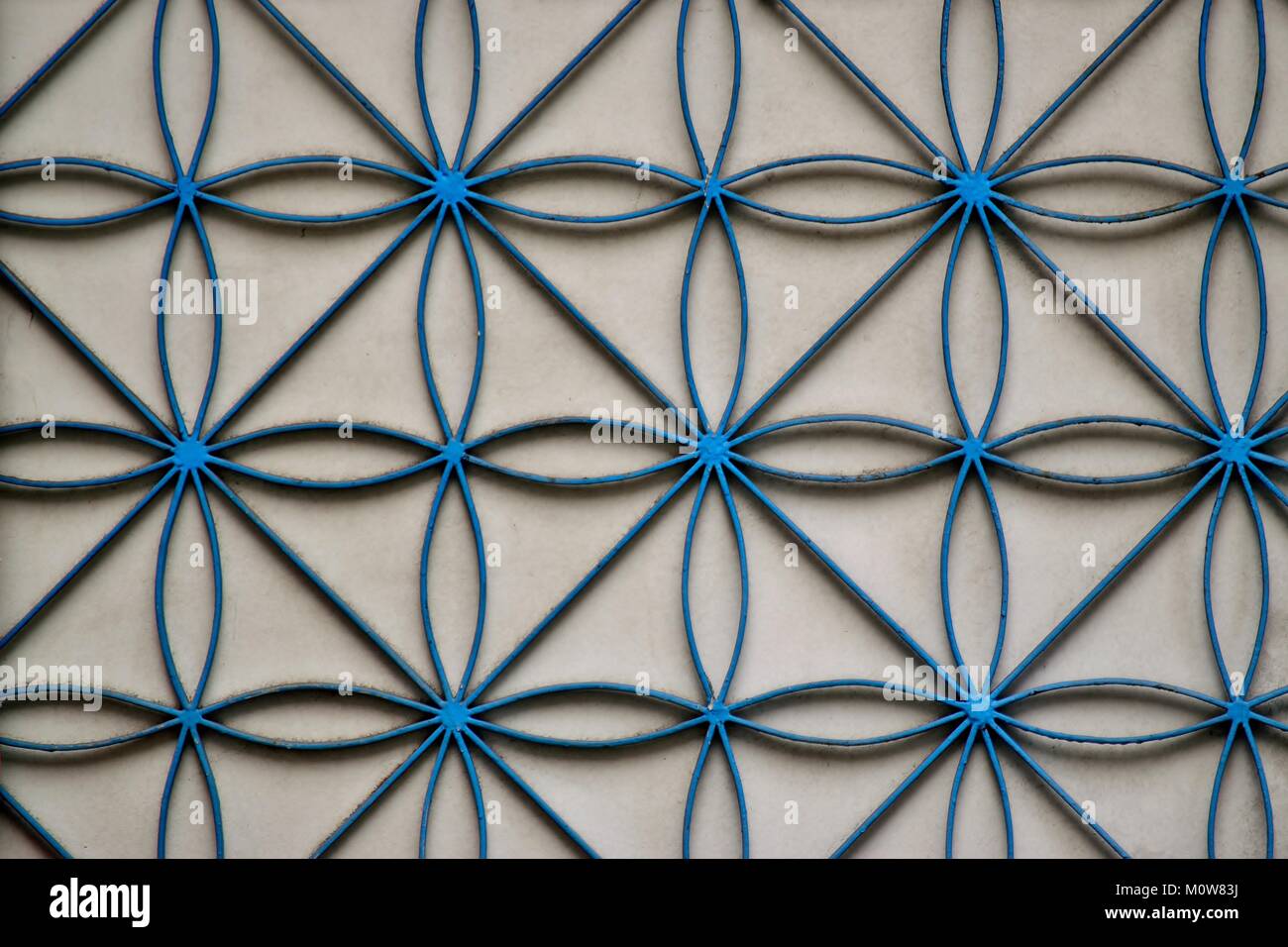 In prossimità di un antico griglia in metallo con disegno geometrico Foto Stock