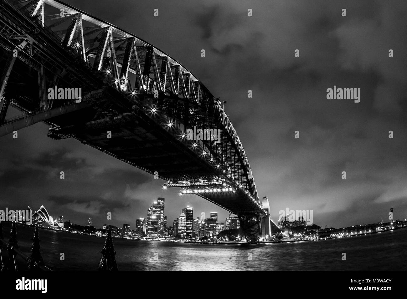 Il Sydney Harbour Bridge di notte. Australia. Fish Eye immagine. Foto Stock