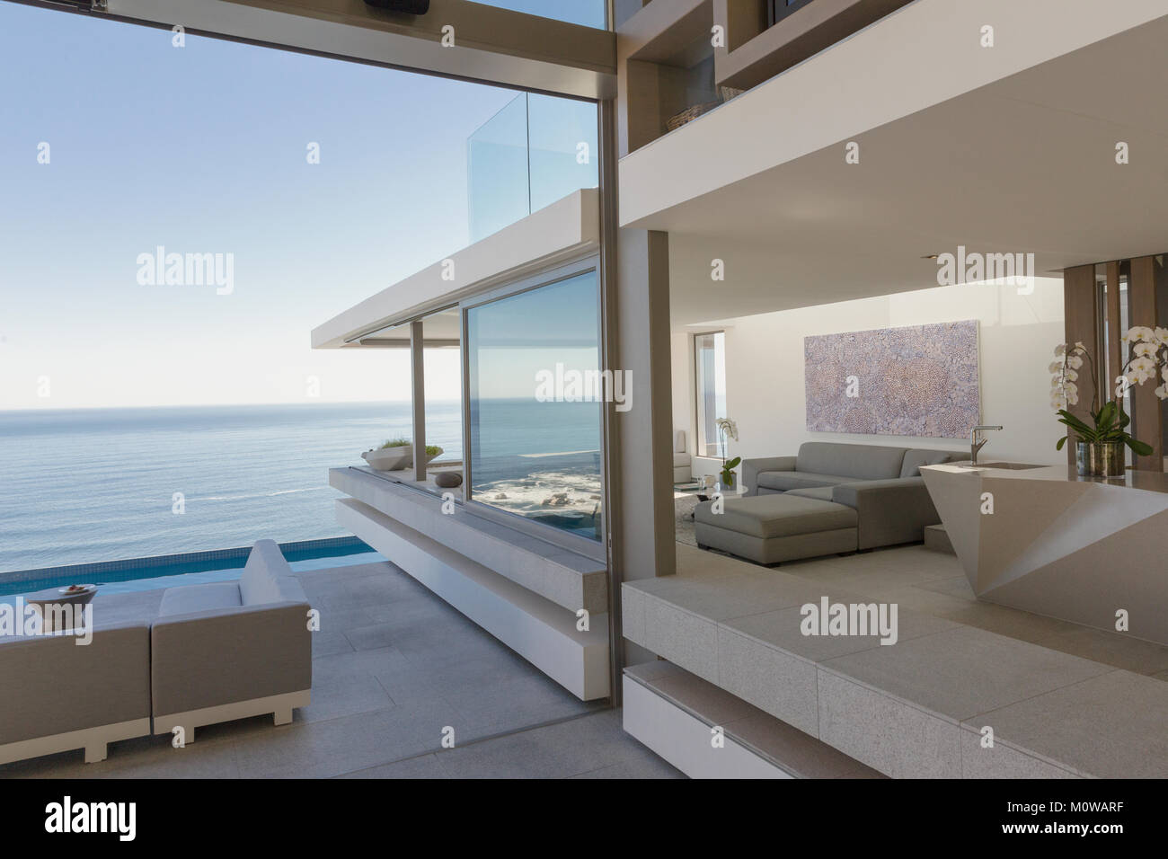 Moderno e lussuoso home vetrina soggiorno e patio con vista oceano Foto Stock