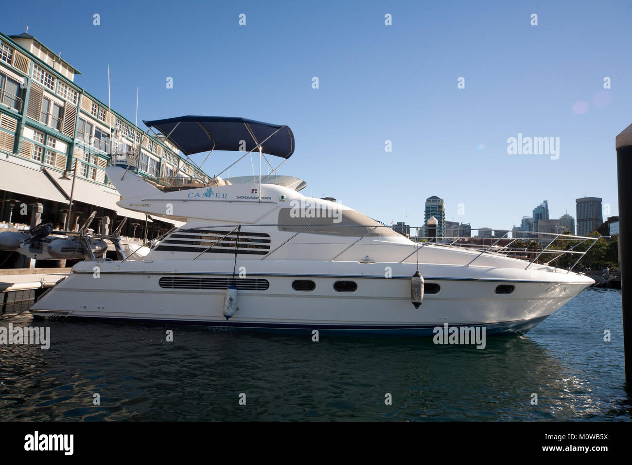 Barca a Woolloomooloo Wharf a Sydney Foto Stock