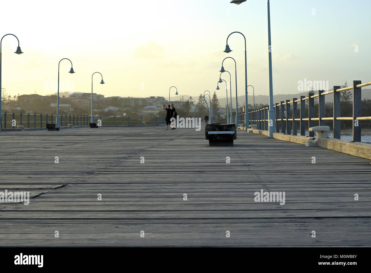 La gente a piedi a Jetty Coffs Harbour Australia durante l ora d'oro. Coffs molo è australiano importante destinazione per le vacanze. In data 16 gennaio 2018. Foto Stock