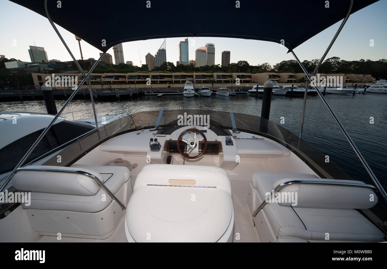 Barca a Woolloomooloo Wharf a Sydney Foto Stock