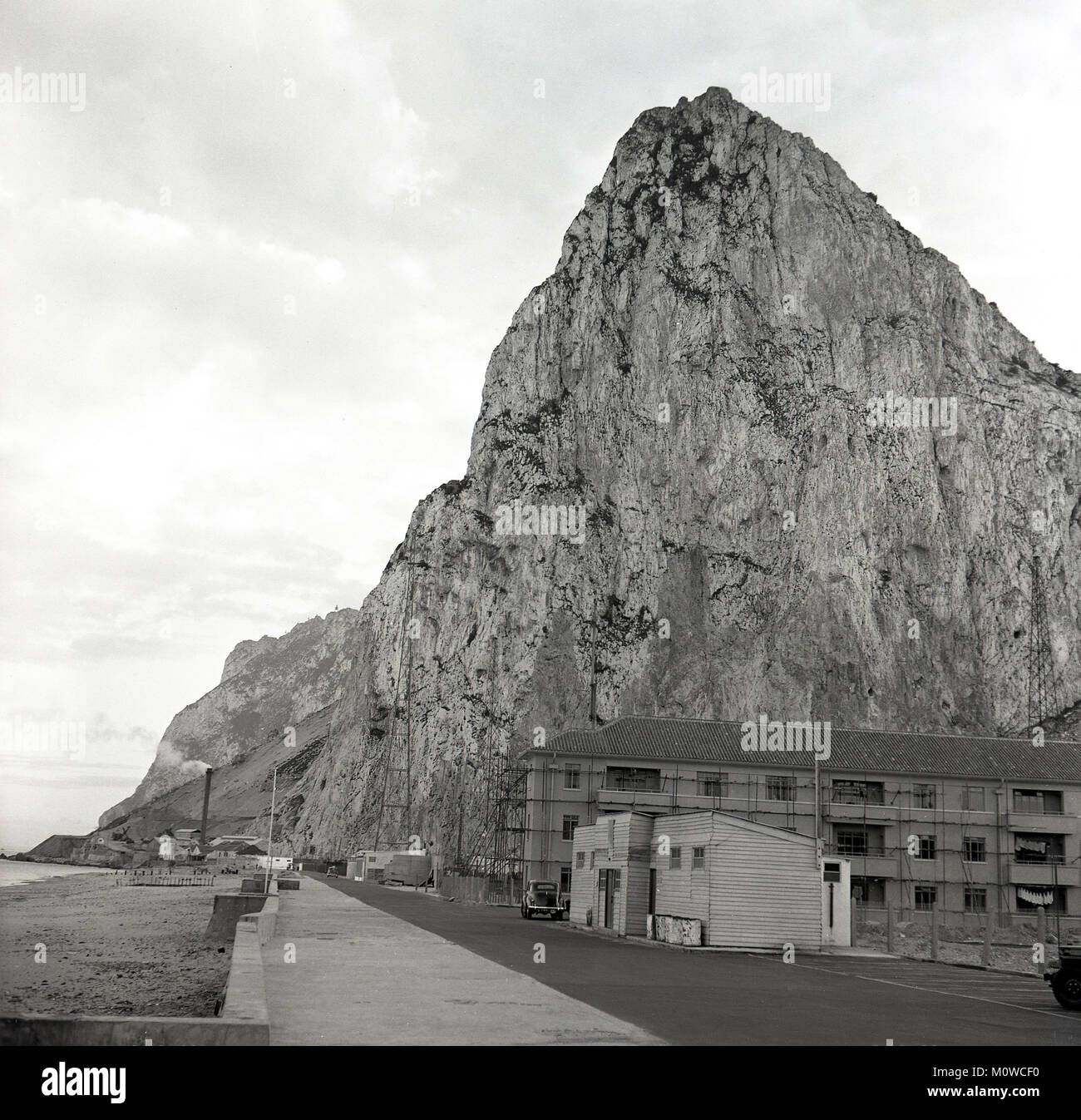 Degli anni Cinquanta, foto storiche che mostra il famoso 'Rock di Gibilterra", un 426m-calcare alta cresta formata nel giurassico l'età. Un promontorio sulla costa della Spagna del sud, Gibilterra è stata una British Overseas territorio fin dal 1713 quando fu ceduto dalla Spagna. Foto Stock