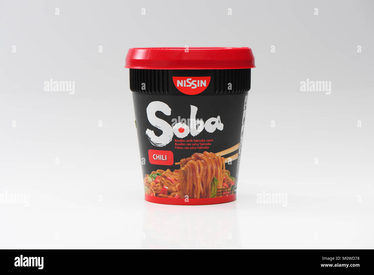 Una pentola unica di Soba Noodles peperoncino su uno sfondo bianco. Istante di fast food pot basta aggiungere acqua bollita. Foto Stock