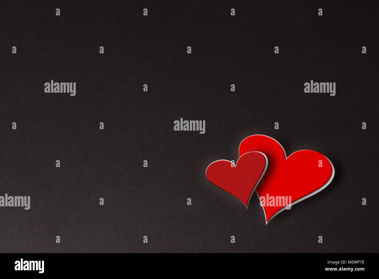 Illustrazione romantica card con due cuori rossi nero sul gradiente dello sfondo Foto Stock