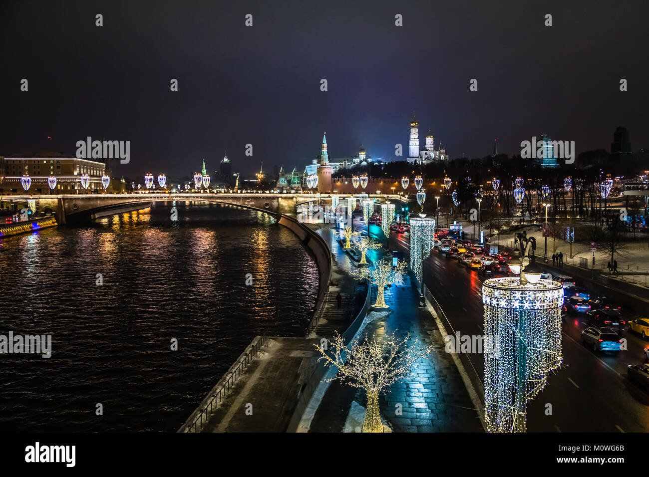 Vista notturna al Cremlino di Mosca e sulle rive dei fiumi decorate con NY illuminazione con strada piena di traffico in primo piano, Mosca, Russia Foto Stock