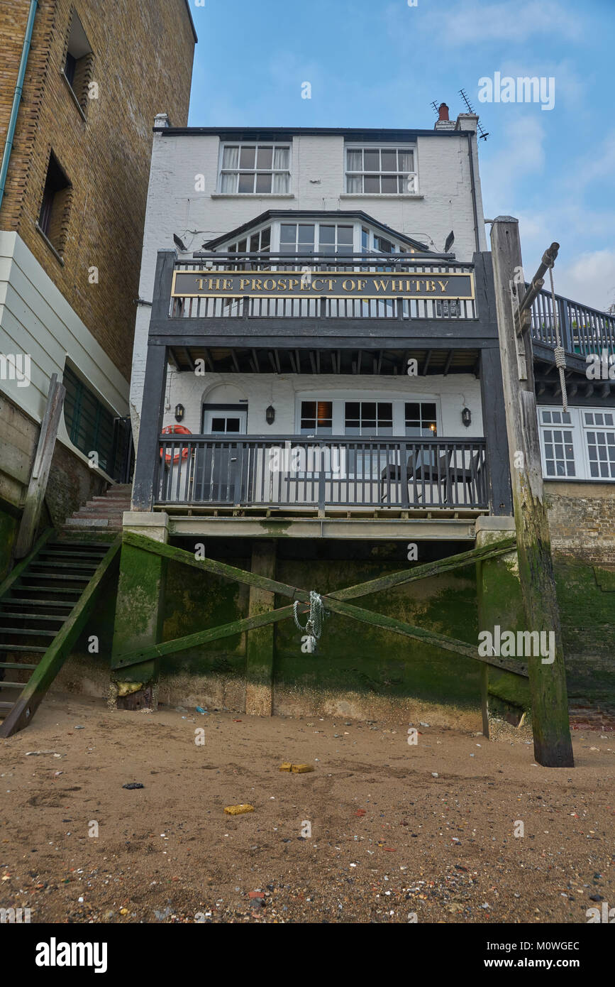 La prospettiva di whitby pub di Londra Foto Stock