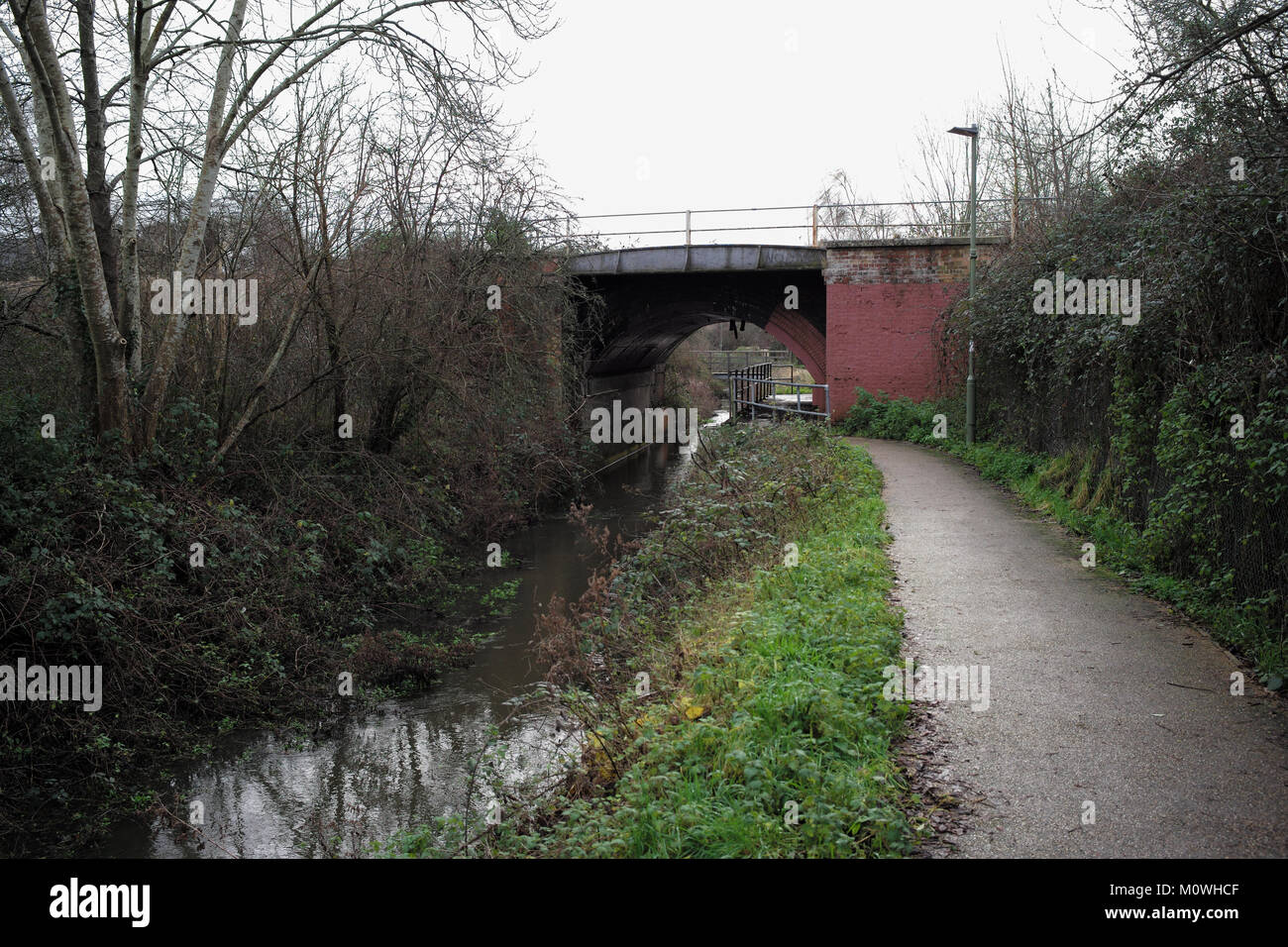 Una vista dell'alzaia e ponte all'inizio dell'Romsey canal walk in Hampshire. Foto Stock