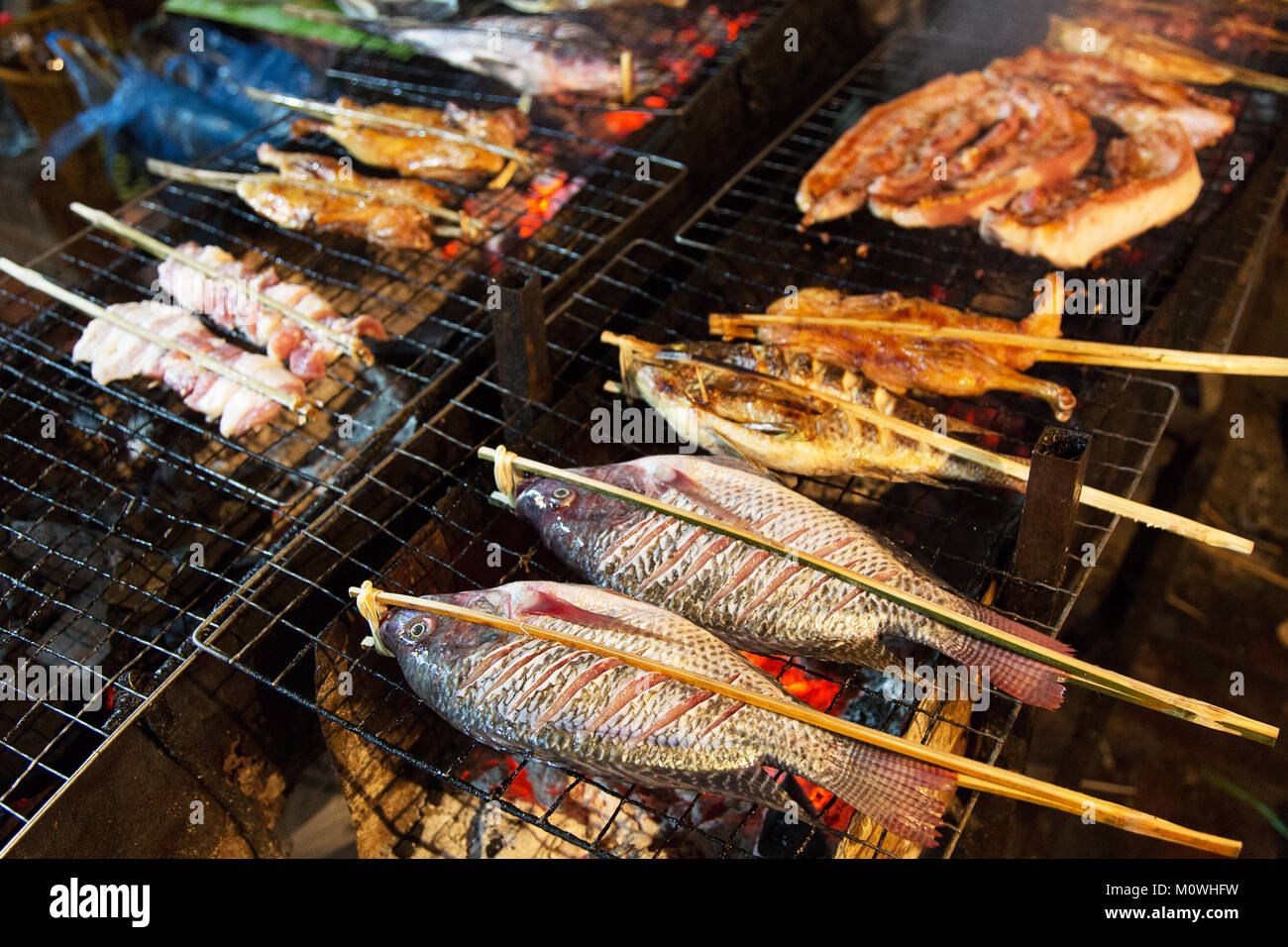 Grigliate di pesce a Nightmarket nel Patrimonio Mondiale UNESCO Città di Luang Prabang, Laos, Indocina Foto Stock