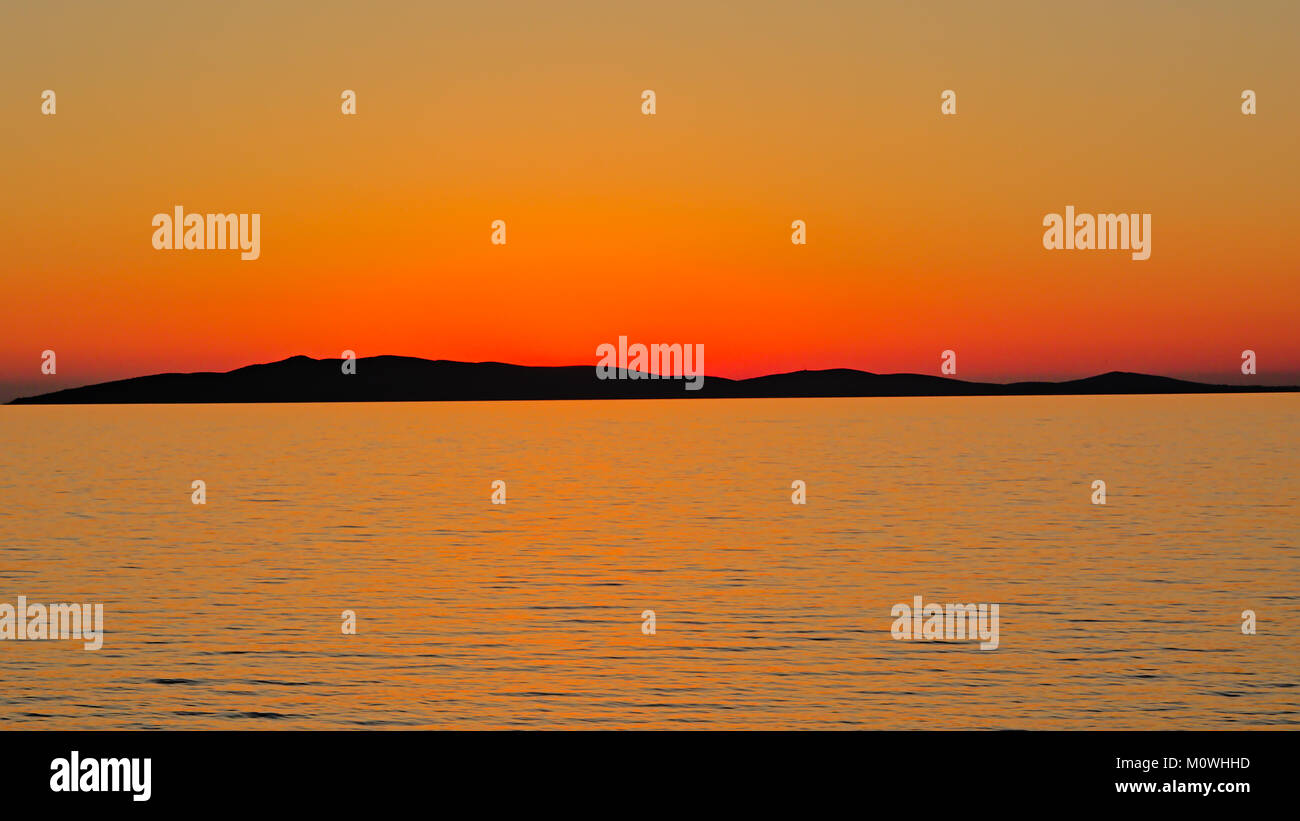 Dopo il tramonto seascape del mare Adritaic, con silhouette di un'isola dietro Foto Stock