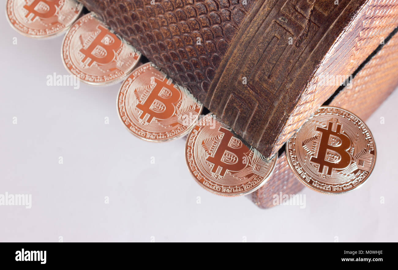 Scatola piena di bitcoins sullo sfondo bianco Foto Stock