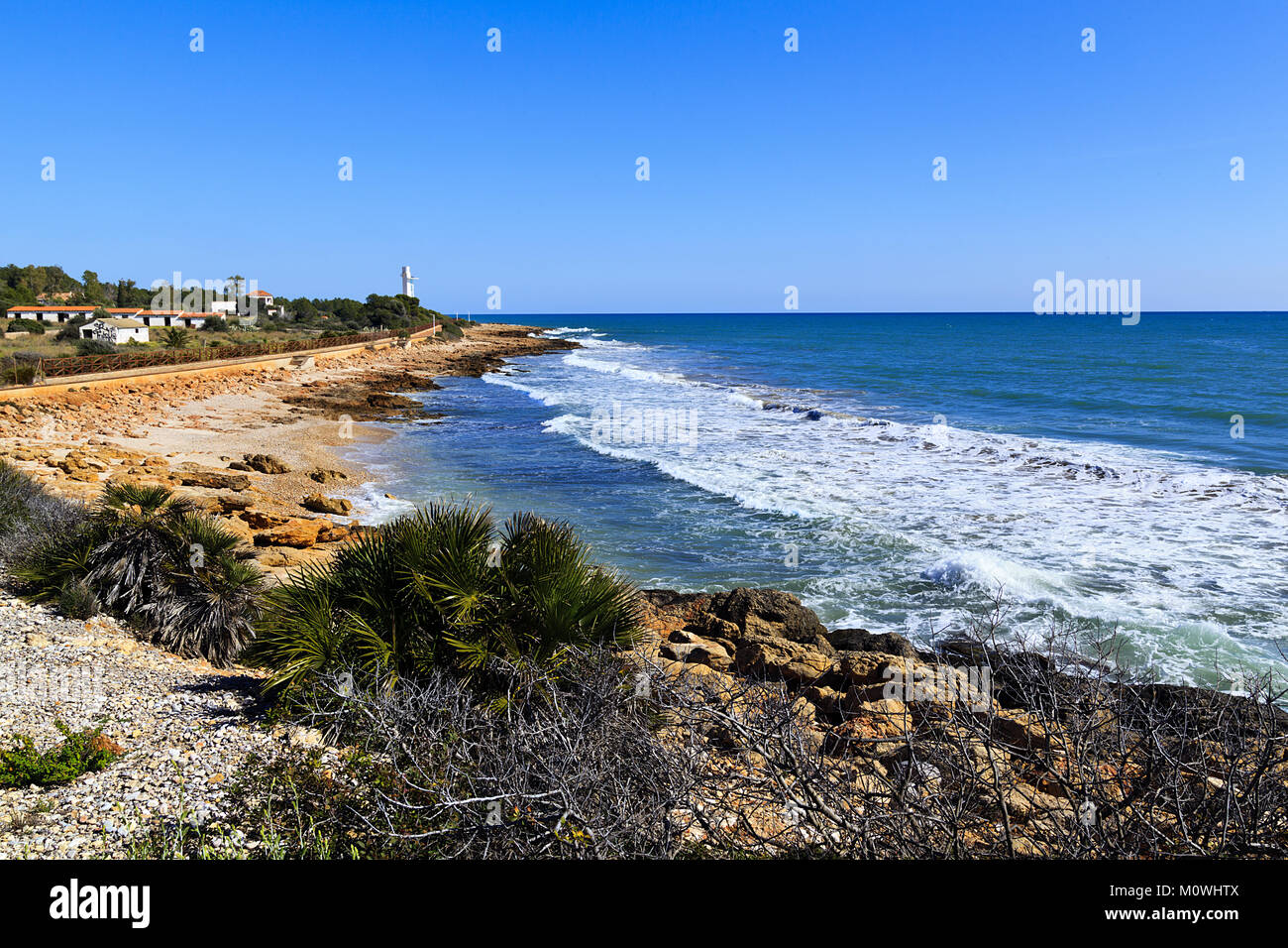 Bay e faro di Cala Blanca Alcossebre Spagna Foto Stock