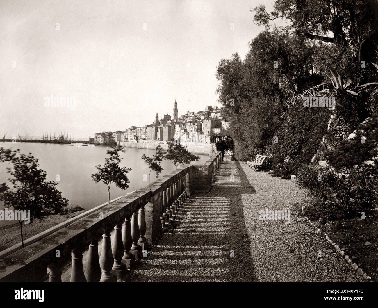 c. 1890s Francia - il Mar Mediterraneo e la città di Mentone Foto Stock