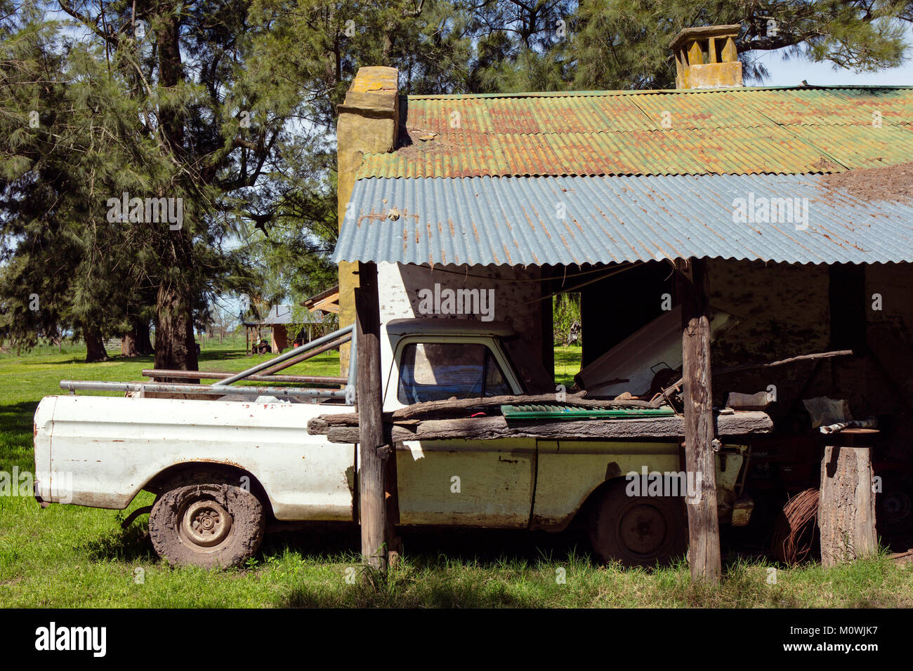 Vecchio abbandonato pick-up nella pampa argentina. Pardo, Argentina. Foto Stock