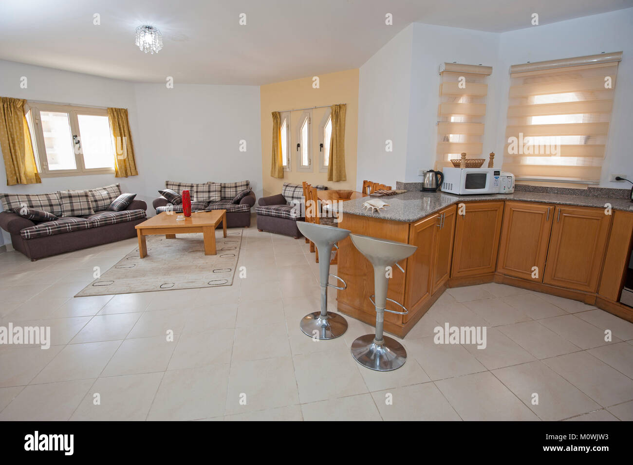 Interior design arredamento di un appartamento di un soggiorno e di una cucina con mobili e di tabella Foto Stock