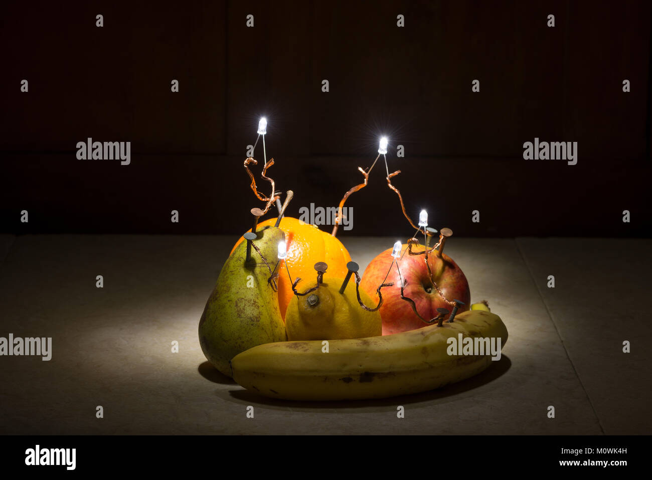 Cinque al giorno 5 frutto per fornire energia di alimentazione alternativa  di energia elettrica Energia elettrica per il giorno con luce a led  realizzato come circuito elettrico Foto stock - Alamy