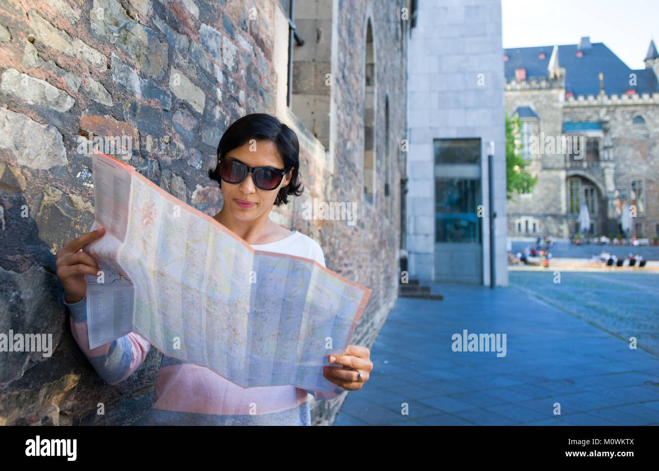 Donna con la mappa in strada. Foto Stock