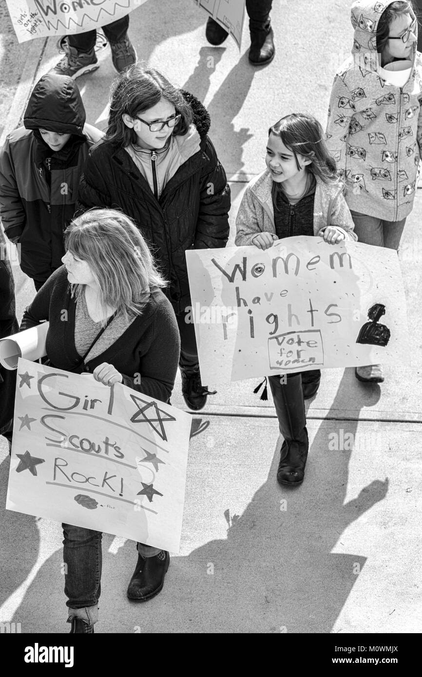 Le giovani ragazze tenere segni e passeggiata in centro a donne del marzo del 2018 in Asheville, Carolina del Nord Foto Stock