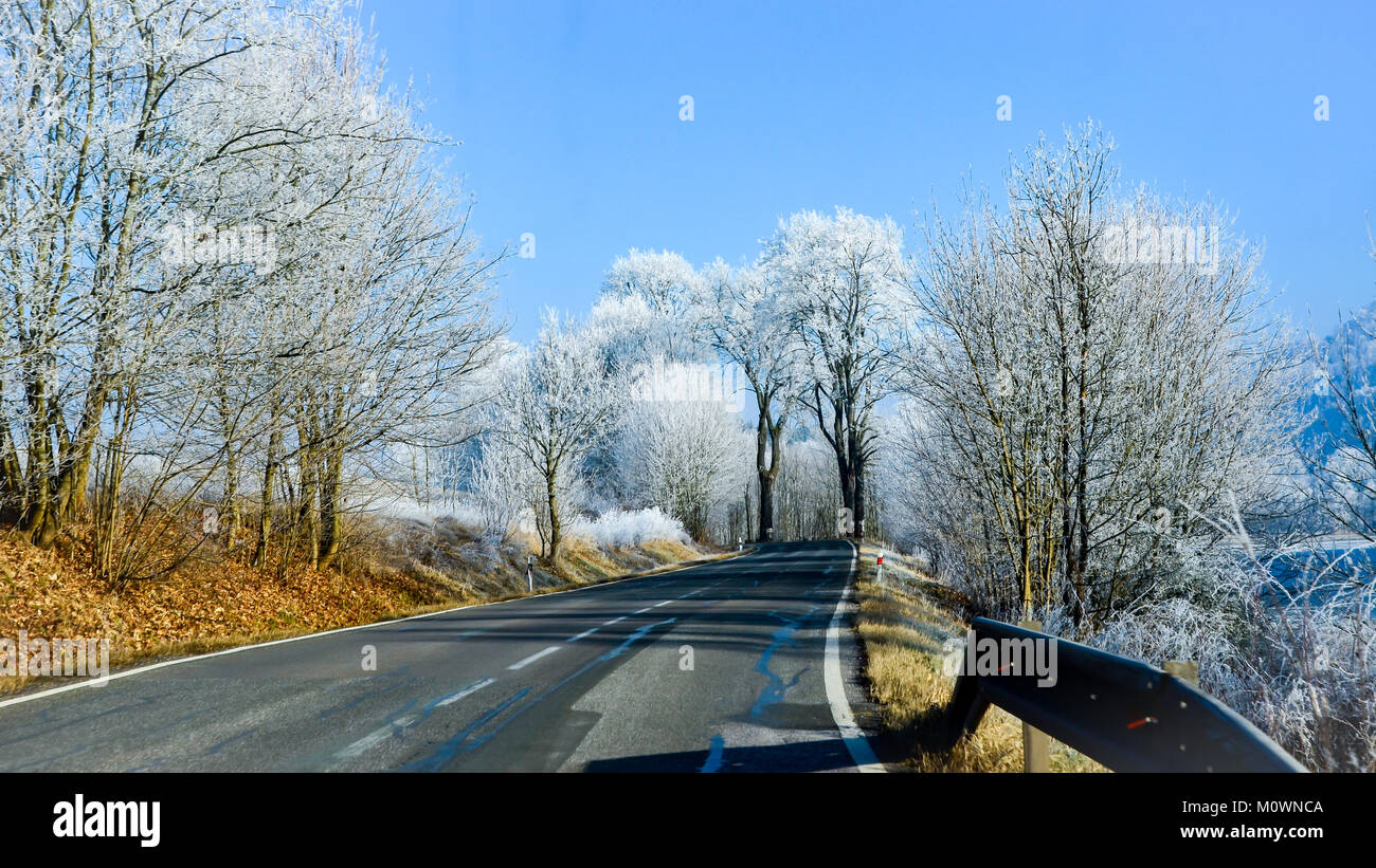 Strada vuota e la fase iniziale di inverno meteo utilizzabile per le informazioni sul traffico con un gioco per il testo Foto Stock