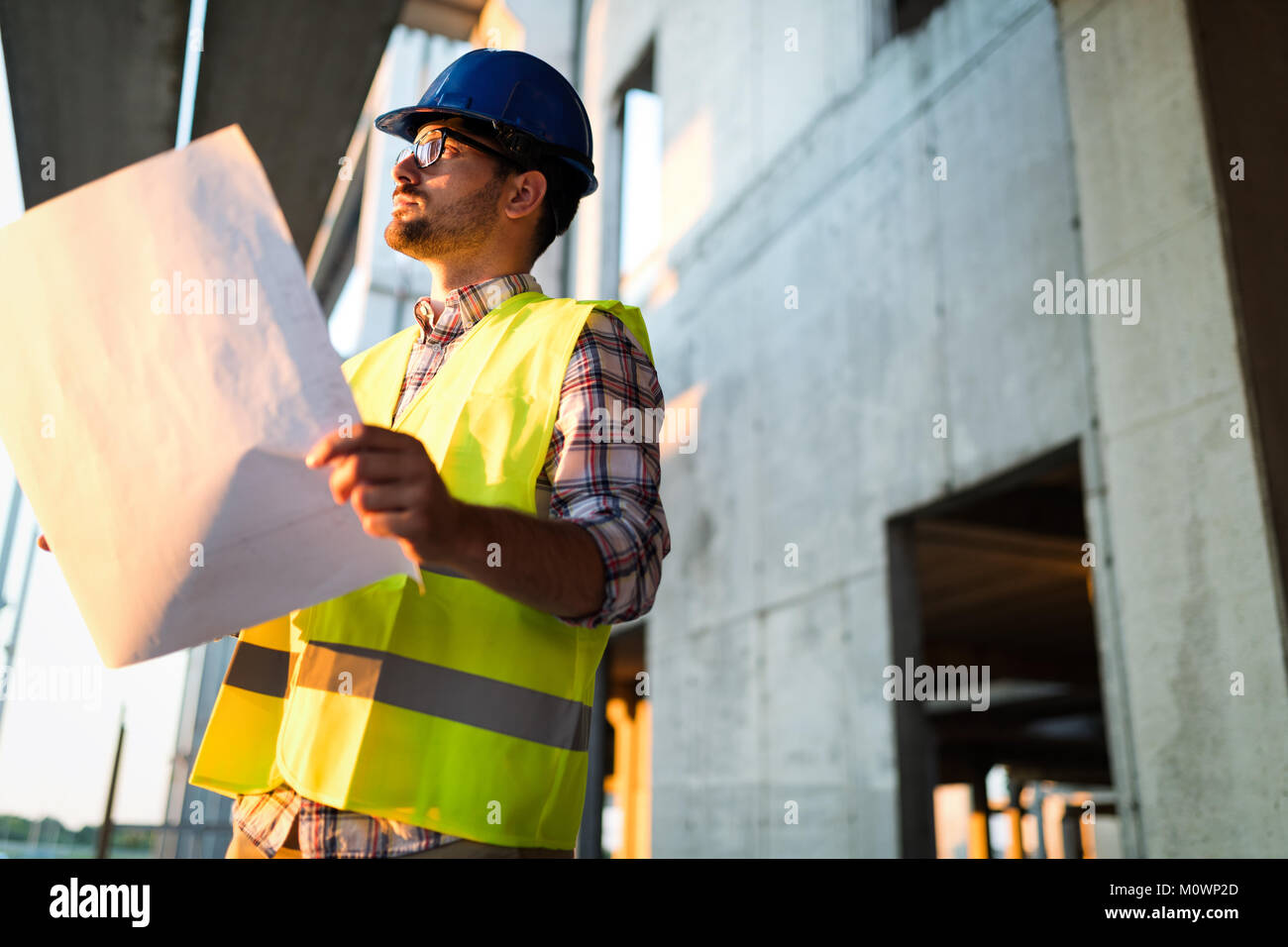 Immagine del sito in costruzione ingegnere guardando al plan Foto Stock