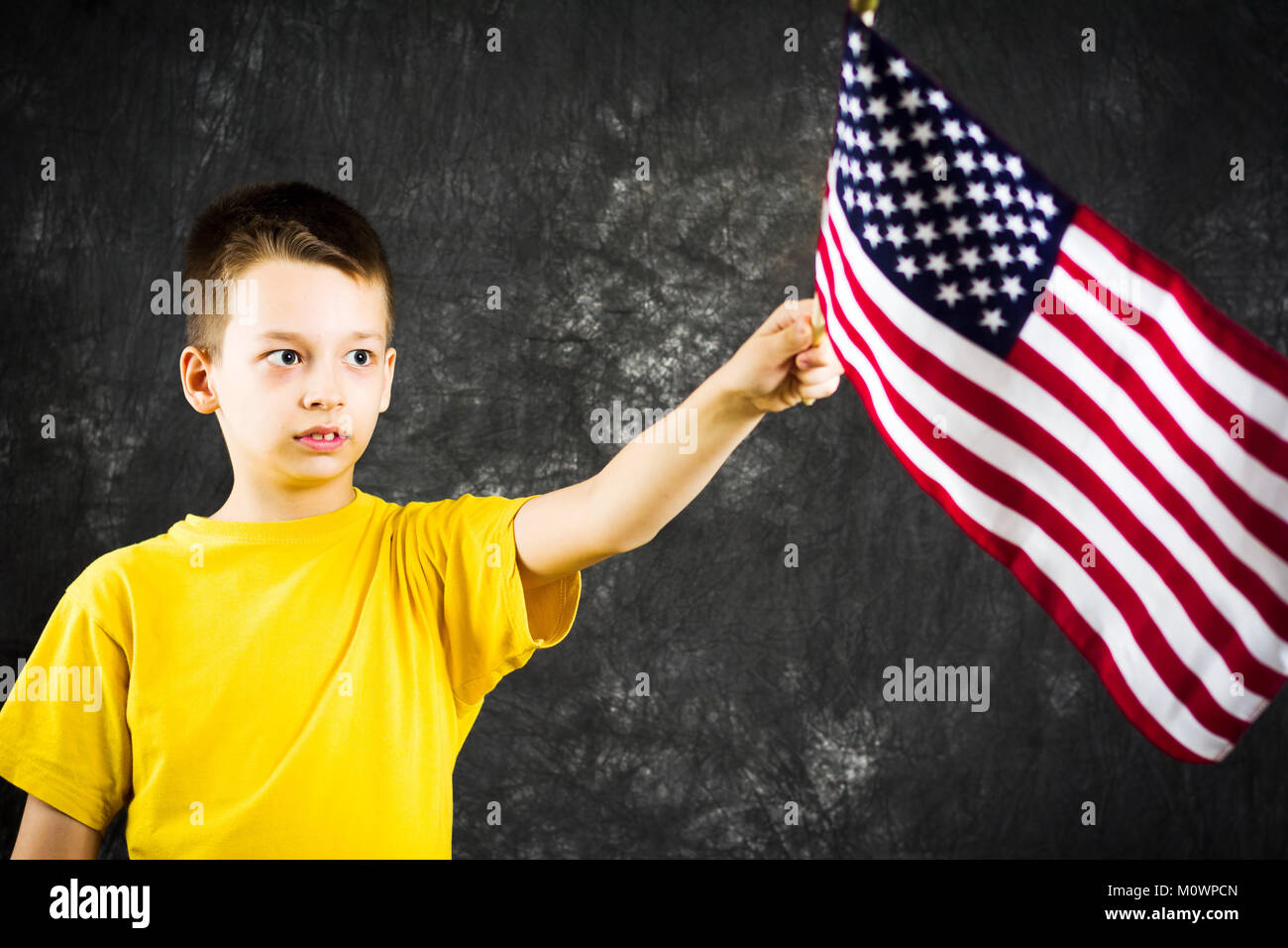 Ragazzo adolescente che ondeggia con gli Stati Uniti d'America bandiera Foto Stock
