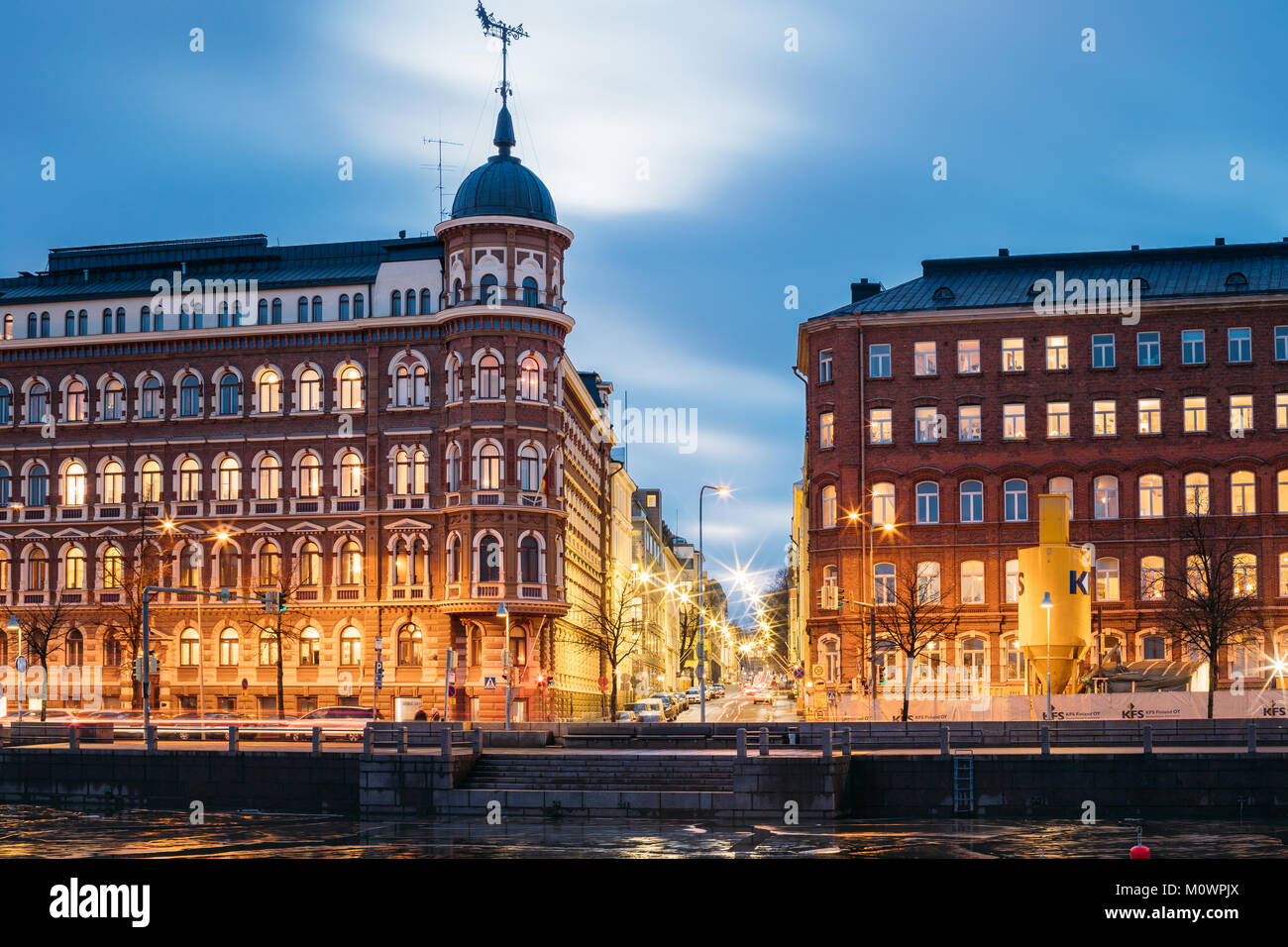 Helsinki, Finlandia - 6 Dicembre 2016: crocevia di Pohjoisranta e Kirkkokatu Street in serata o l'illuminazione notturna. Foto Stock