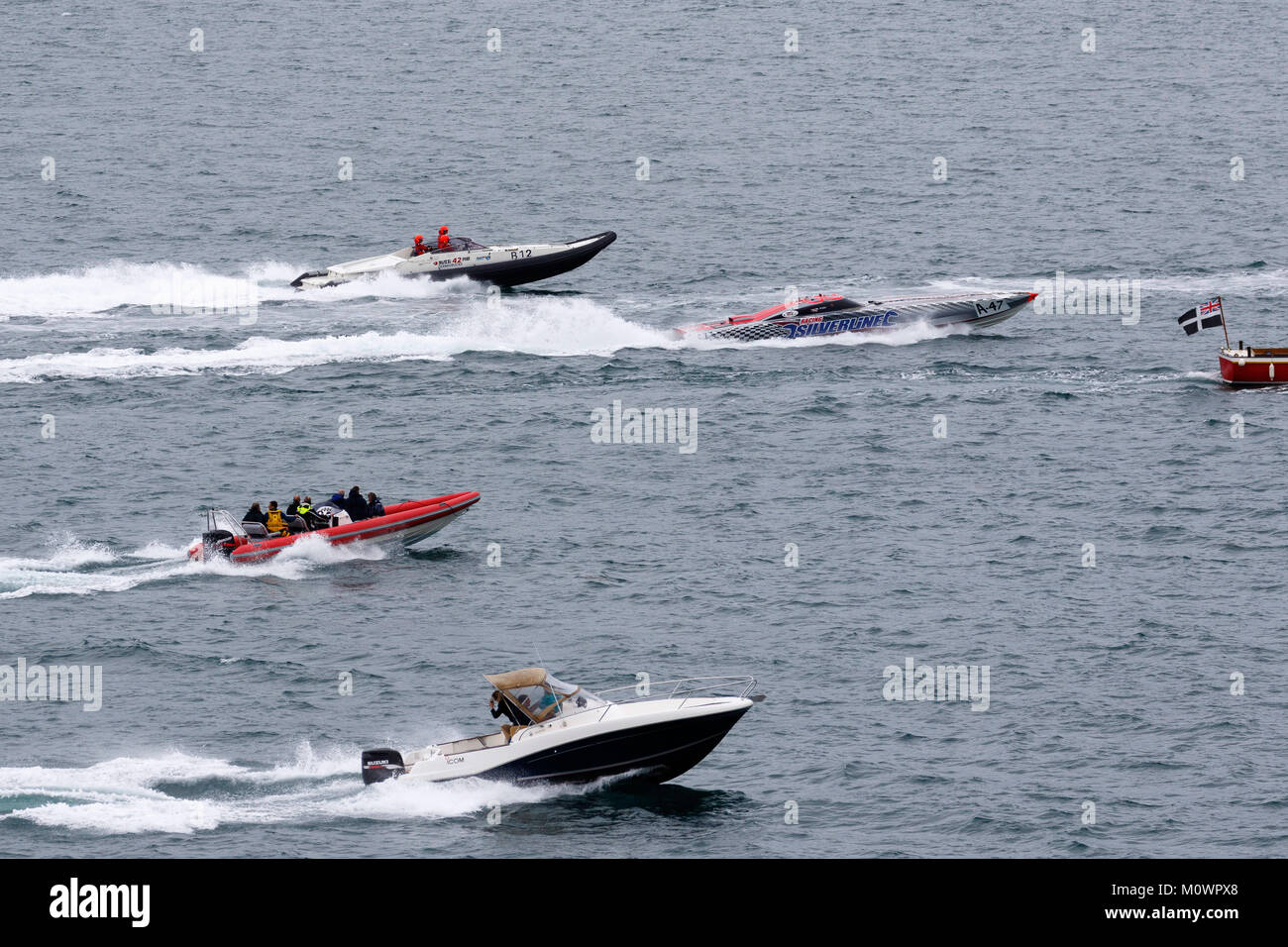 Powerboat Race Falmouth Luglio 2017. Barche in esecuzione all'avvio passato Pendennis Point. Foto Stock