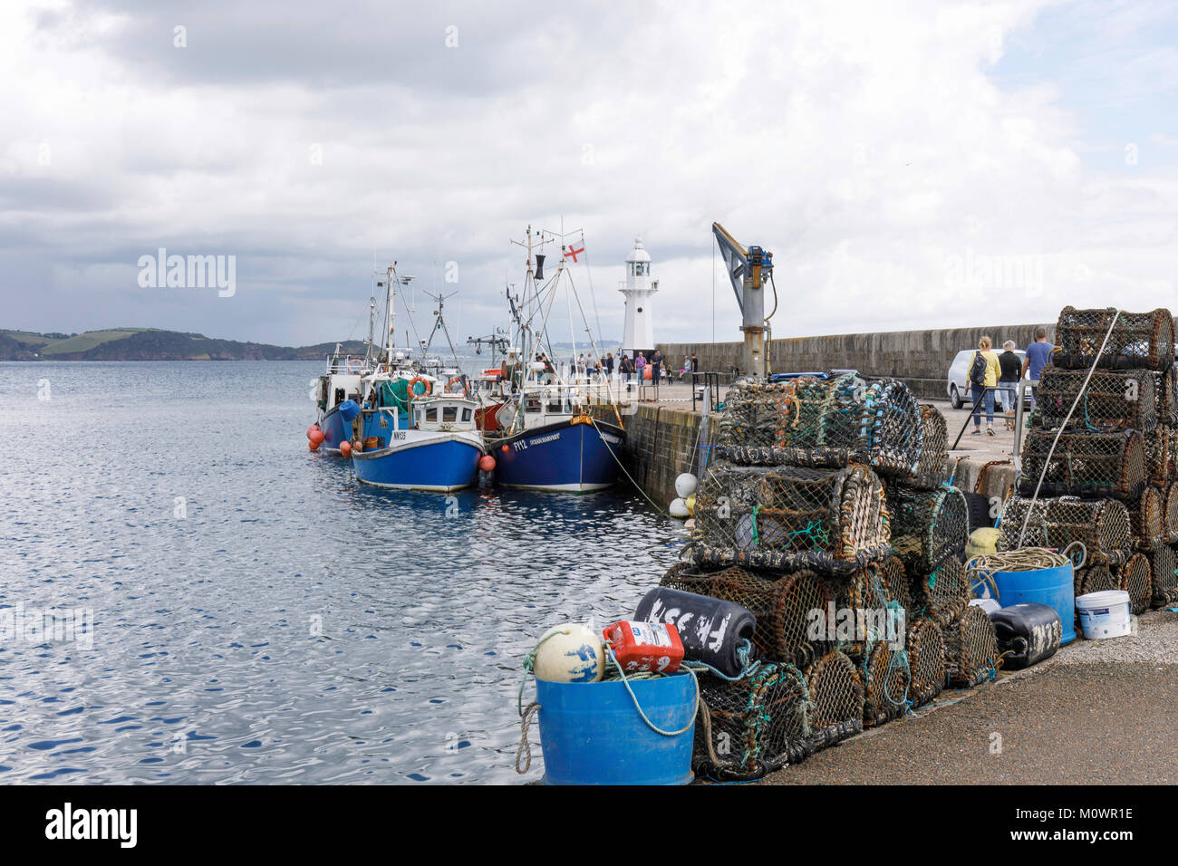 Lobster Pot & barche da pesca a Mevagissey Harbour, Cornwall. Foto Stock