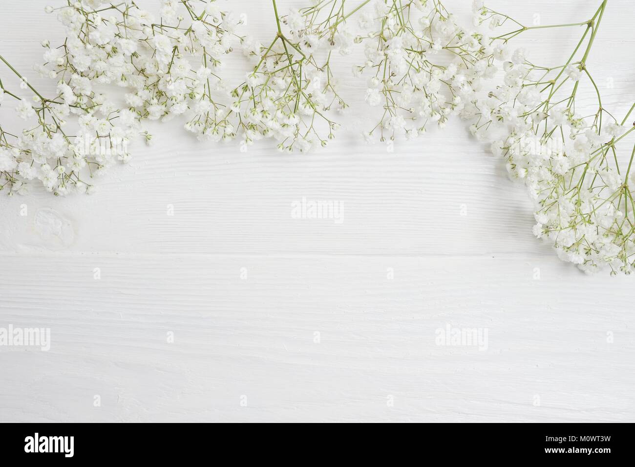 Mock up Composizione di fiori bianchi in stile rustico, per il giorno di San Valentino con un posto per il vostro testo. Piatto, laici top view photo mock up Foto Stock