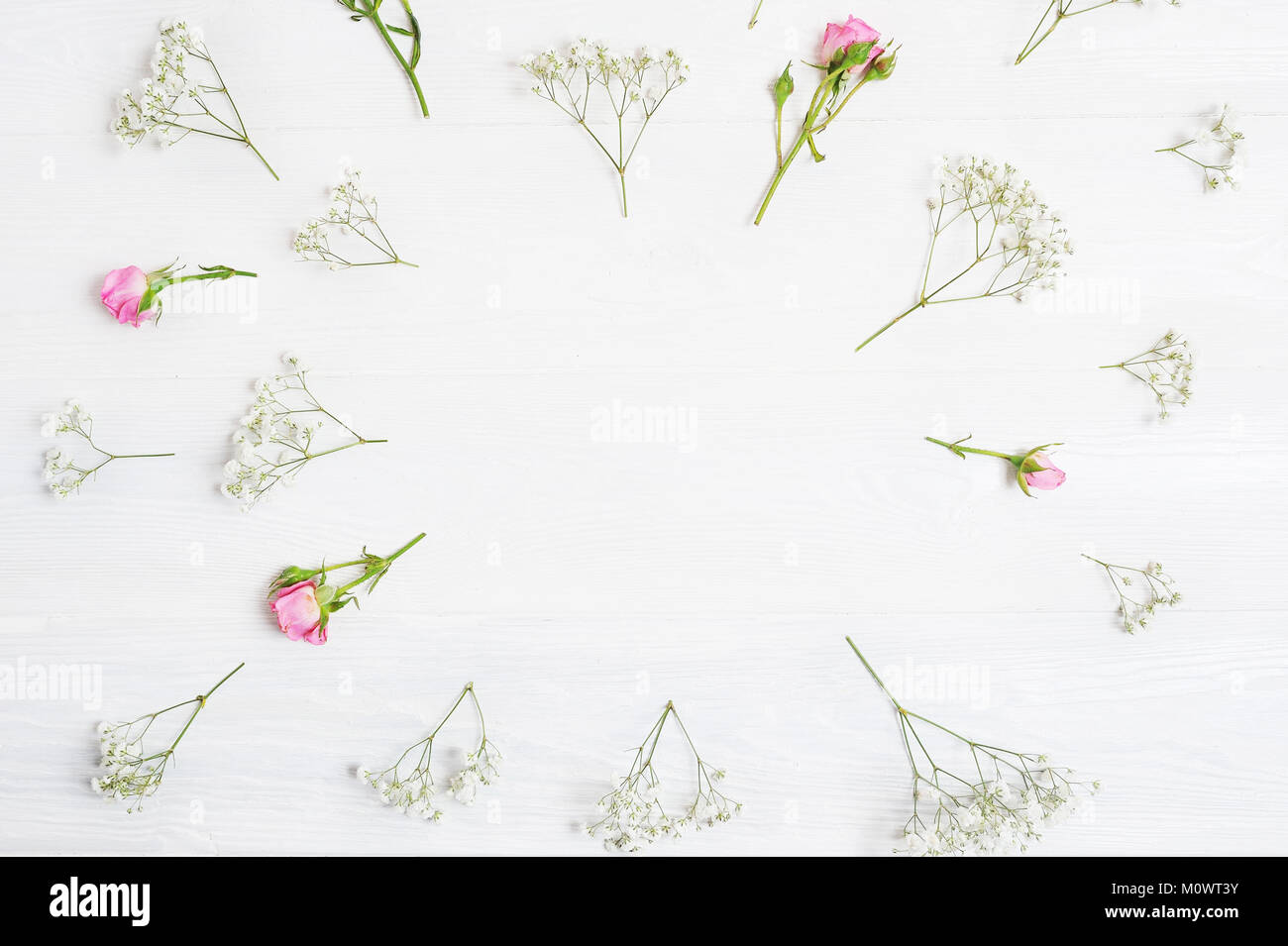Mock up composizione del bianco e del rosa fiori in stile rustico, per il giorno di San Valentino con un posto per il vostro testo. Piatto, laici top view photo mock up Foto Stock
