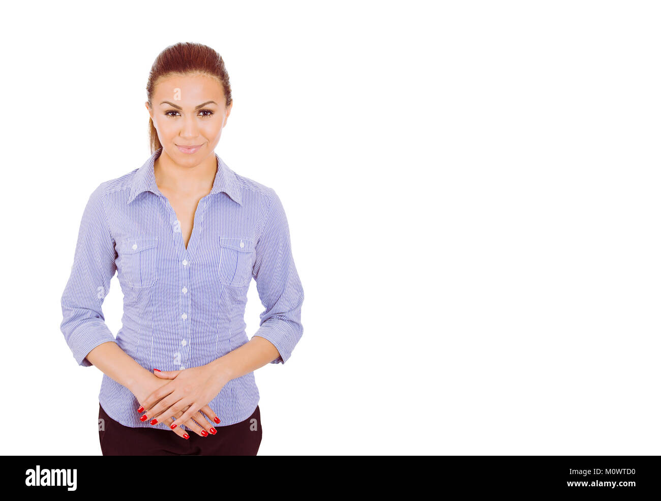 Allegra donna etnica in posa contently in telecamera alla ricerca professionale. Foto Stock